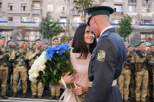 Зворушливе освідчення: на параді в Києві курсант зробив пропозицію коханій