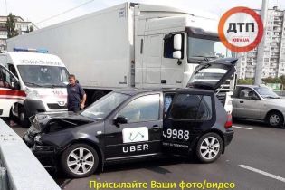 На столичній Борщагівці автомобіль Uber зіштовхнувся з вантажівкою, є постраждалі