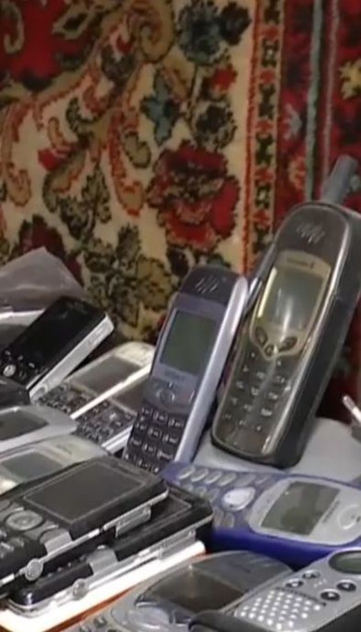 На заході молодь повертається до кнопкових телефонів, аби не відволікатися на соцмережі