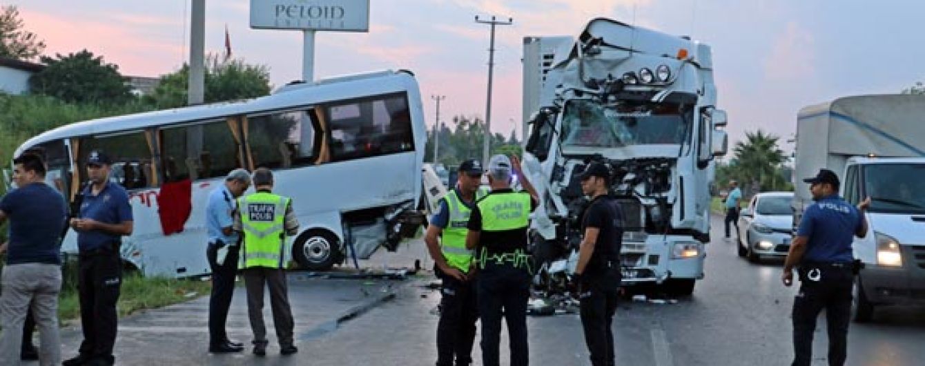 У Туреччині у водний канал впав автобус з російськими туристами