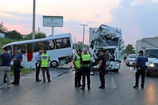 У Туреччині у водний канал впав автобус з російськими туристами
