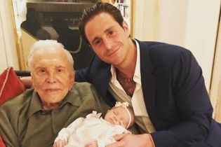 Сеть растрогал снимок 101-летнего отца Майкла Дугласа с правнучкой