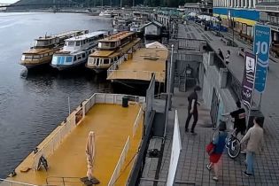 У Києві молодики потрощили та втопили у Дніпрі велосипед з пункту прокату Nextbike