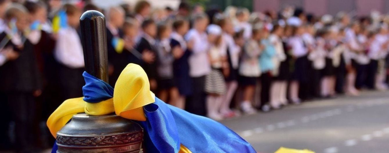 Одинаковые футболки и прогулки по Днепру: в Киеве для школьников прозвучал последний звонок