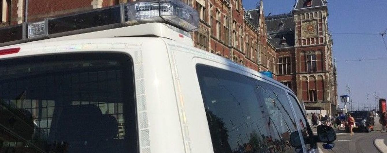 В Амстердамі невідомий на центральному вокзалі напав на людей з ножем