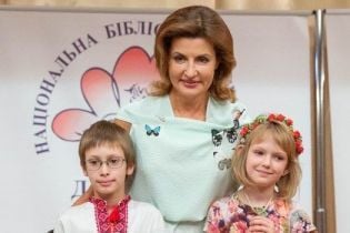 В мятной блузке и розовой юбке: Марина Порошенко удивила ярким образом