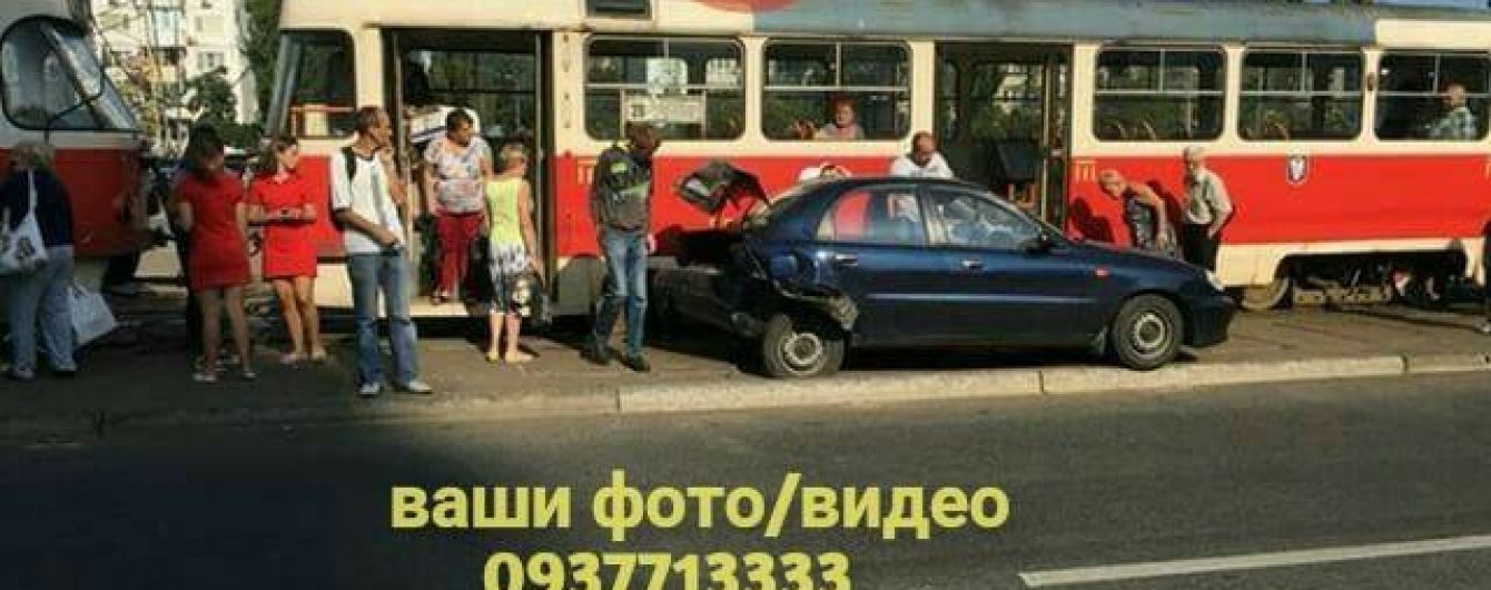 В Киеве столкновение легковушек возле станции метро "Черниговская" парализовало движение трамваев