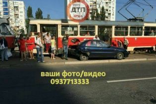В Киеве столкновение легковушек возле станции метро "Черниговская" парализовало движение трамваев