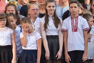 Усмішки, сльози і повітряні кульки: українські школи провели урочисті шикування