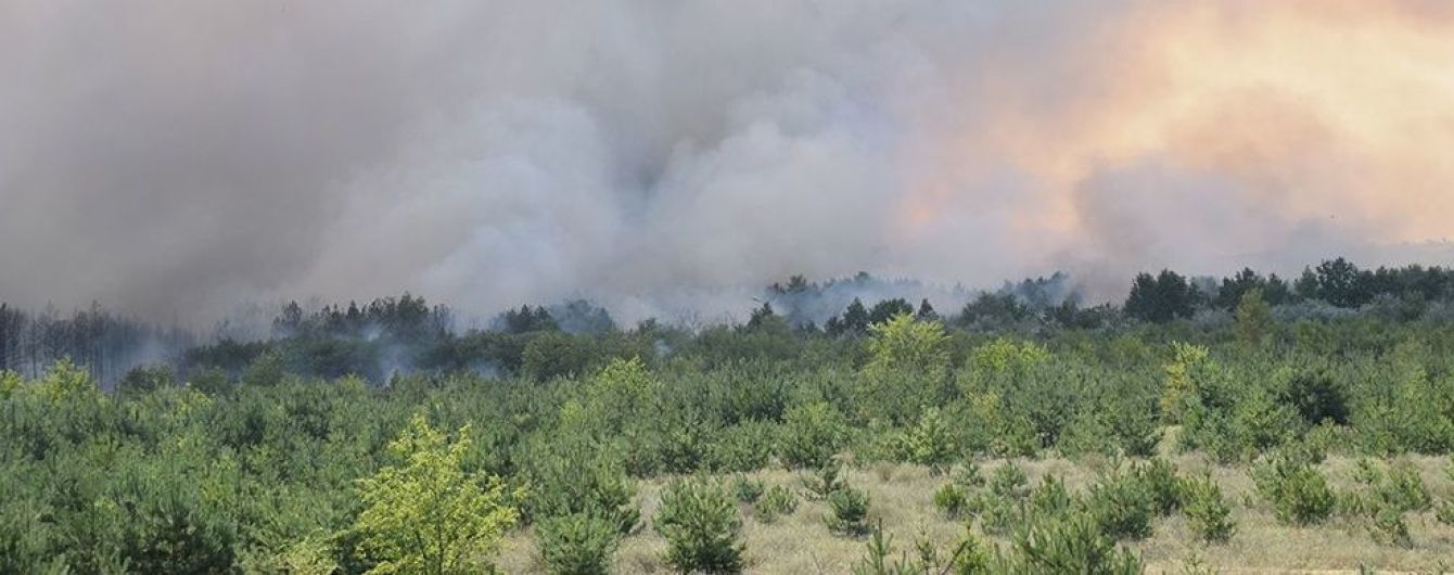 Масштабну пожежу на Харківщині гасили літаком, вертольотом і поїздом