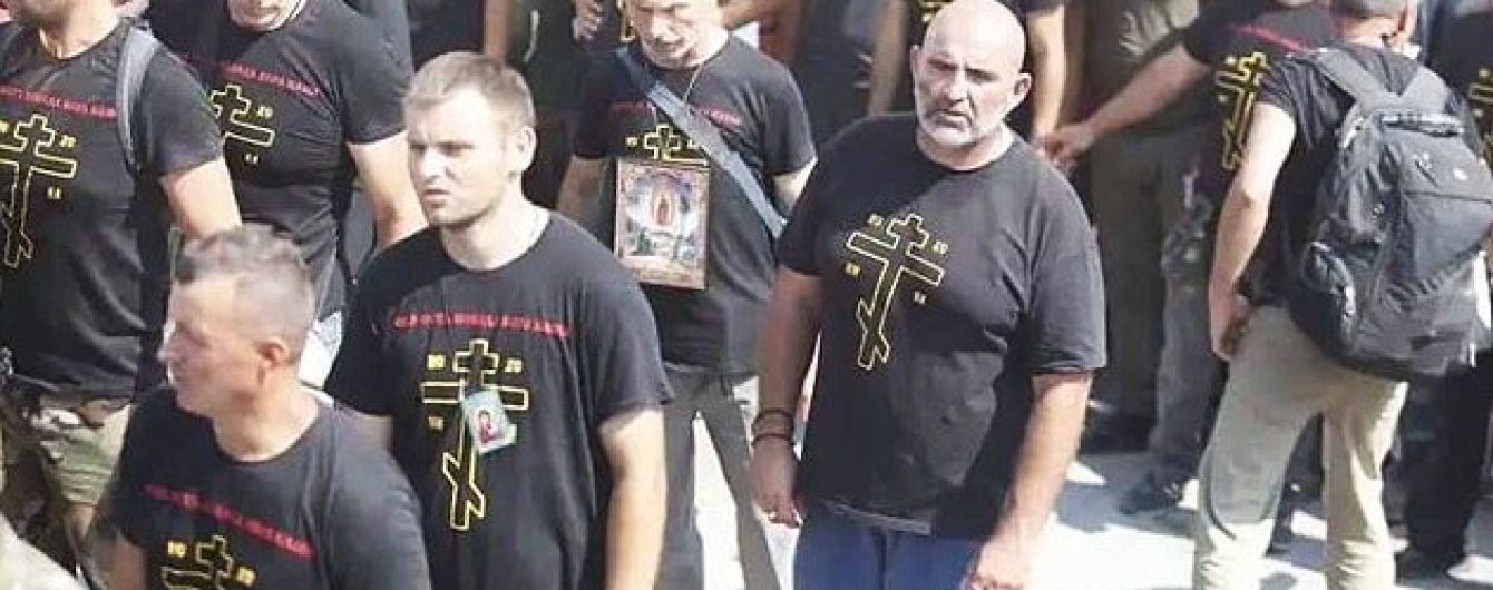 "Приготовьтесь к войне". Чому молодики у провокаційний футболках прийшли до Почаївської лаври