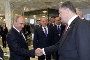 Путін розмовляв з Порошенком "жорстко, однозначно і досить дохідливо" - Пєсков про мемуари Олланда