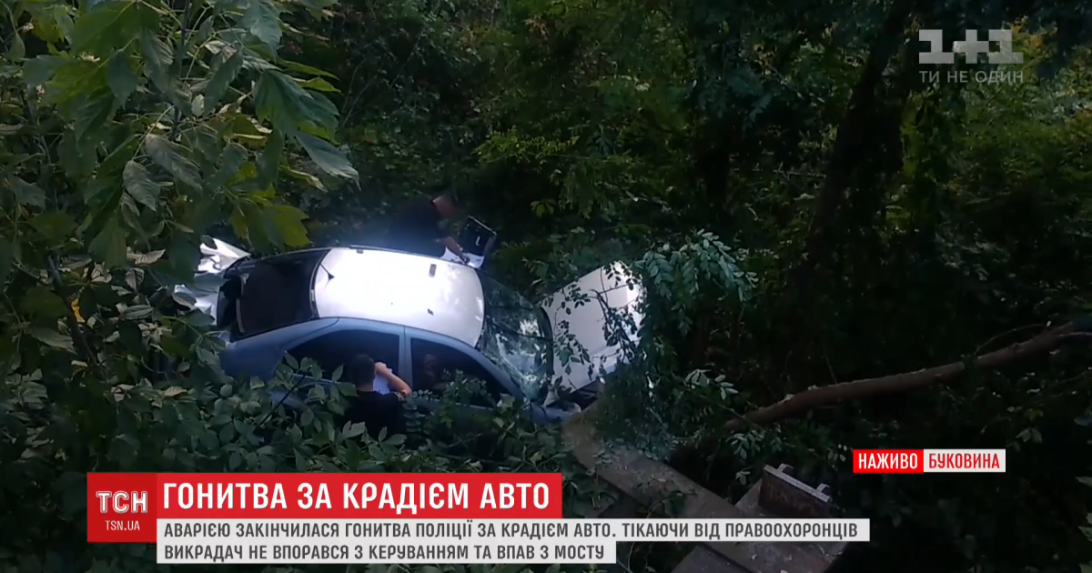 В Черновцах парень на краденой машине вылетел с моста