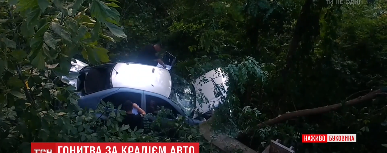 В Черновцах парень на краденой машине вылетел с моста
