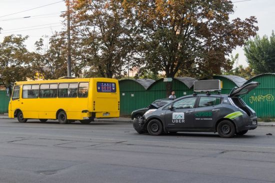 У Києві таксі Uber протаранило маршрутку