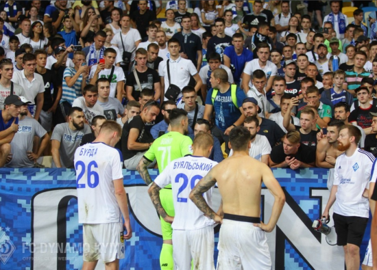 Фанати "Динамо" після ганебної поразки від "Карпат" викликали футболістів на чоловічу розмову