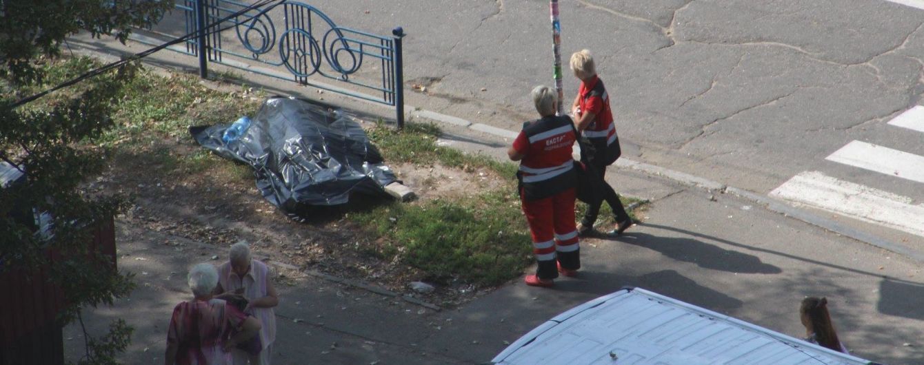 В Киеве на улице нашли тело пожилого мужчины: полиция устанавливает личность погибшего