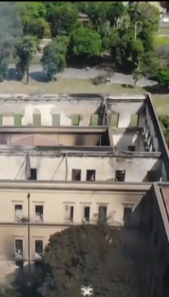 Несколько сотен возмущенных бразильцев пытались прорваться в сгоревший музей в Рио-де-Жанейро
