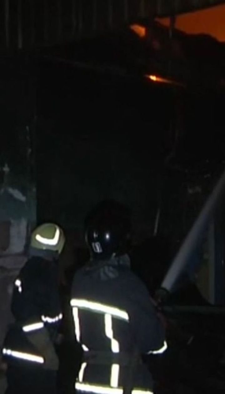 В Одесі під час пожежі на СТО дах обвалився на рятувальників