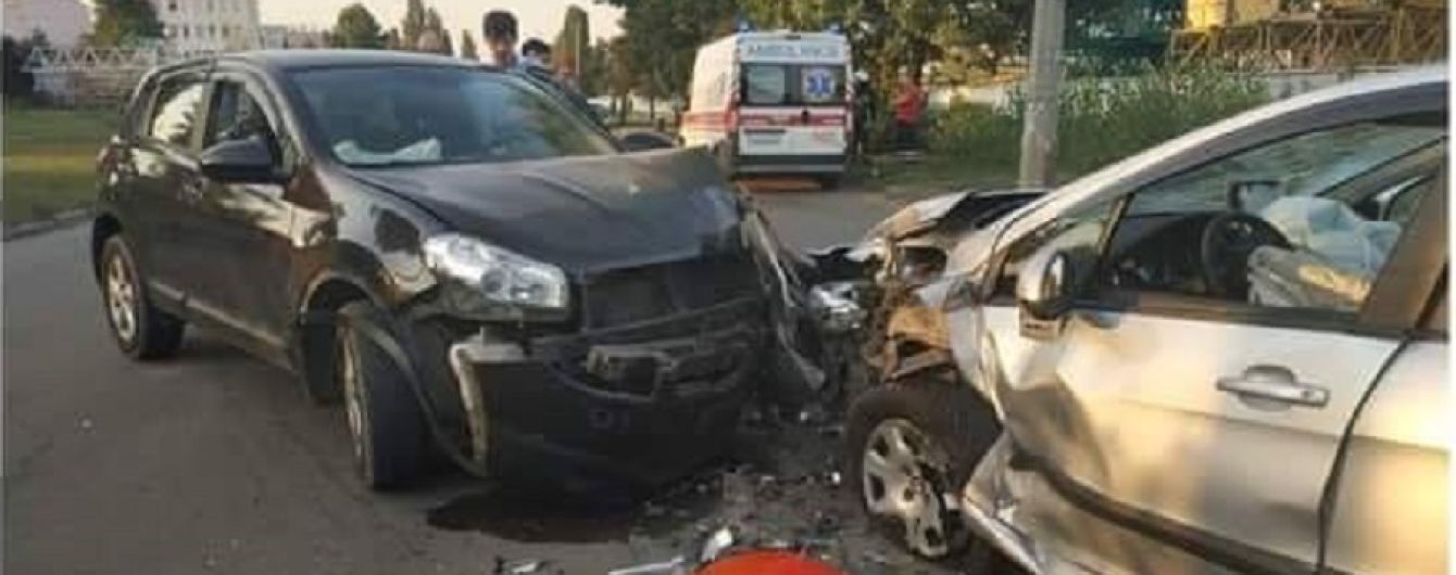 У Києві п'яний водій після ДТП втік з пляшкою горілки
