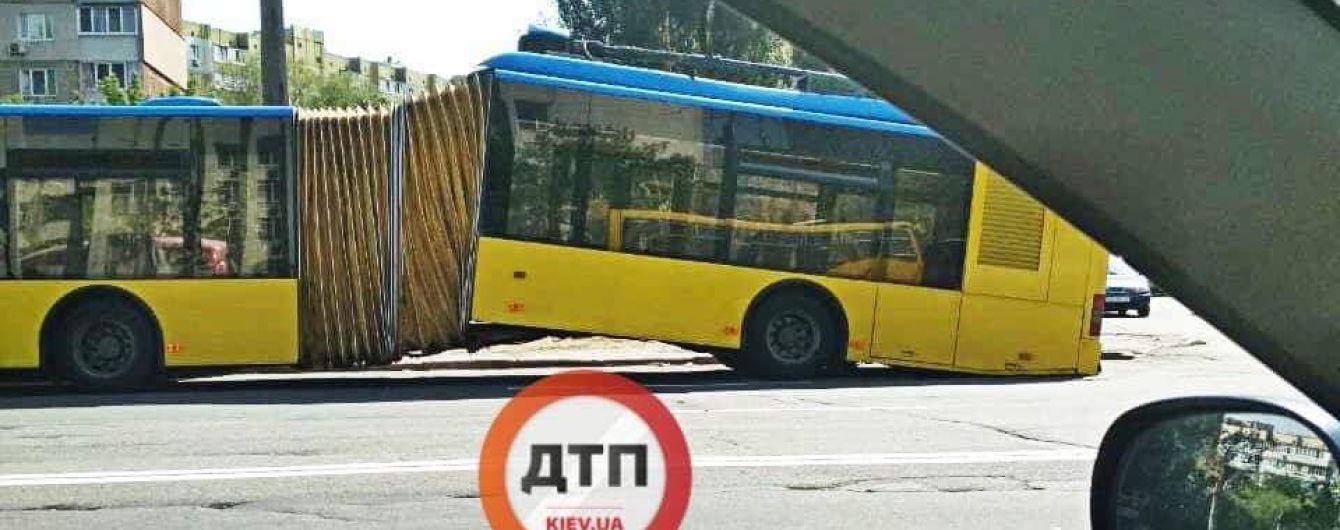 В Киеве прямо во время движения развалился троллейбус