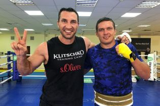 "Чудовий спаринг, з великим чемпіоном". Усик та Кличко провели запекле тренування