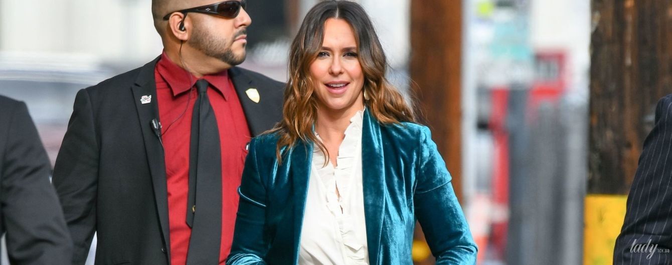 В костюме за тысячу долларов и с сумочкой Louis Vuitton: Дженнифер Лав Хьюитт в Лос-Анджелесе