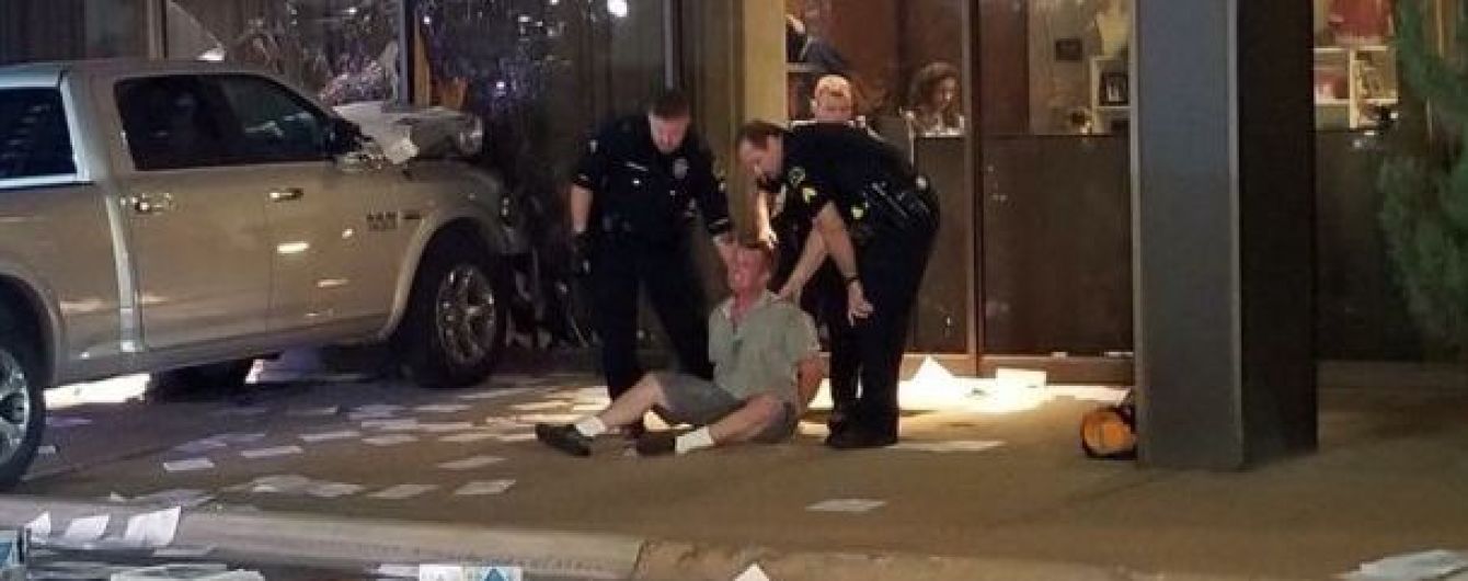 В США водій пікапу протаранив будівлю телеканалу Fox News