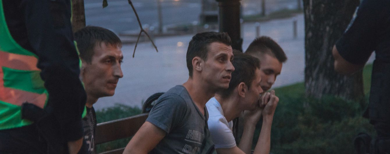 В центре Киева группа подростков напала с ножами на представителя ЛГБТ: парня забрала скорая