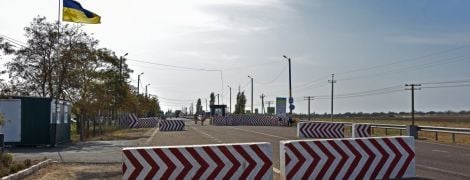На Донбасі "замінували" пункт пропуску "Майорське". Пропуск людей призупинено