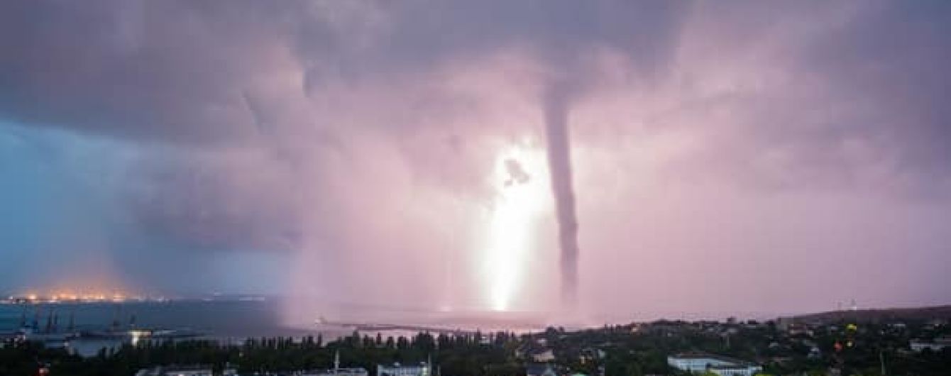 Невиданная гроза со смерчами бушует в Крыму