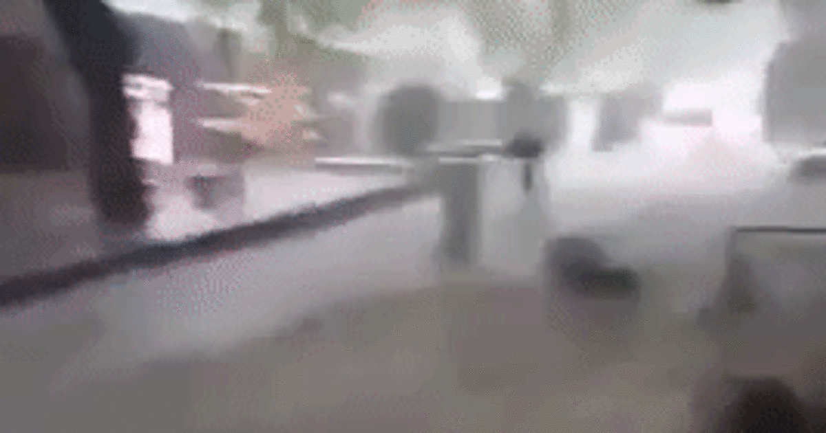 Під час зливи у Ялті вода збивала з ніг людей та несла їх униз за течією на чималій швидкості
