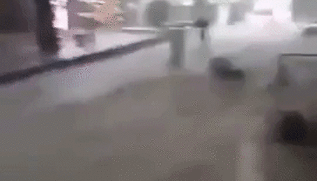 Під час зливи у Ялті вода збивала з ніг людей та несла їх униз за течією на чималій швидкості