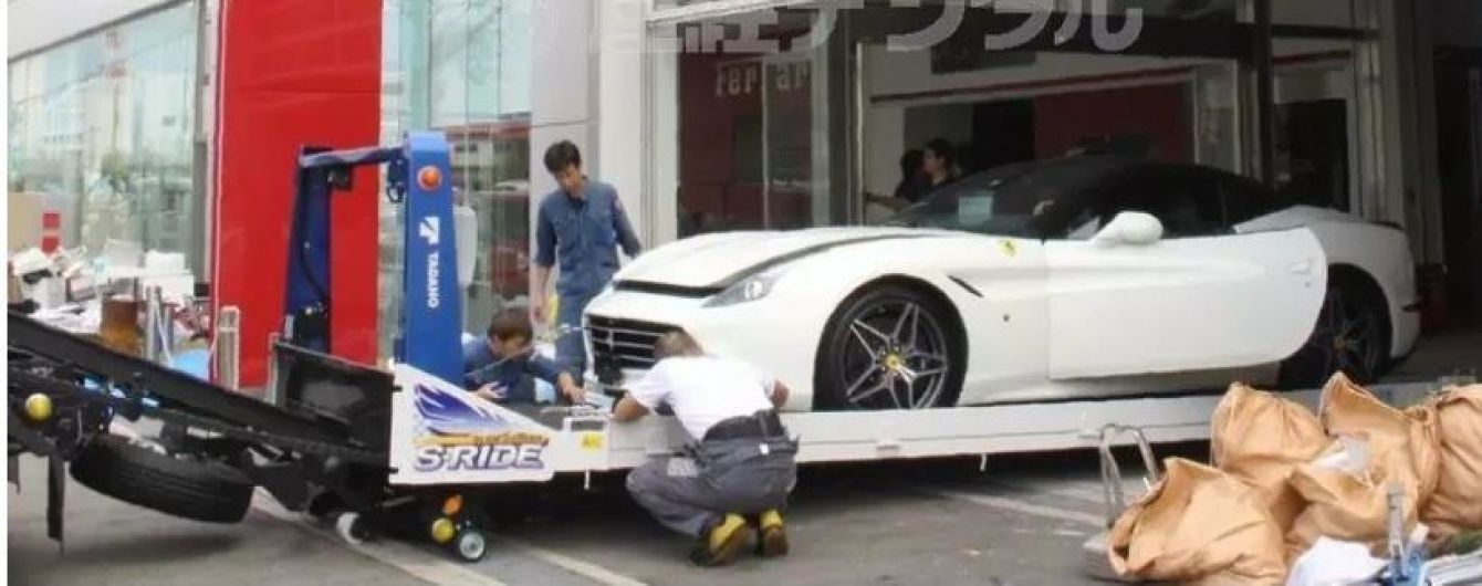 В Японии стихия превратила Ferrari в подводные лодки