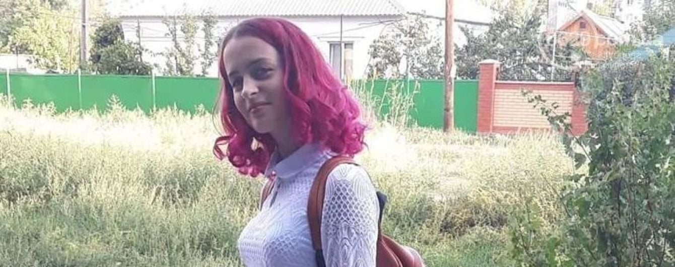 В Маріуполі директор під час свята публічно принизила школярку через колір волосся