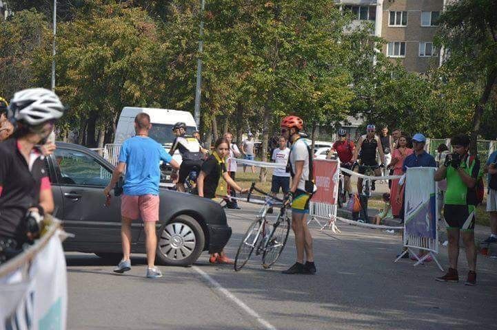 Mercedes, еврономера, велосипедист