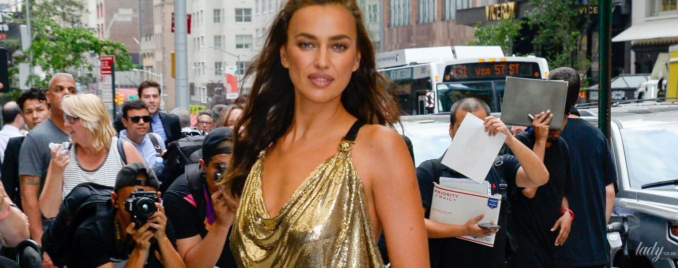 В легендарном золотом платье от Versace: Ирина Шейк сверкнула стройными ногами