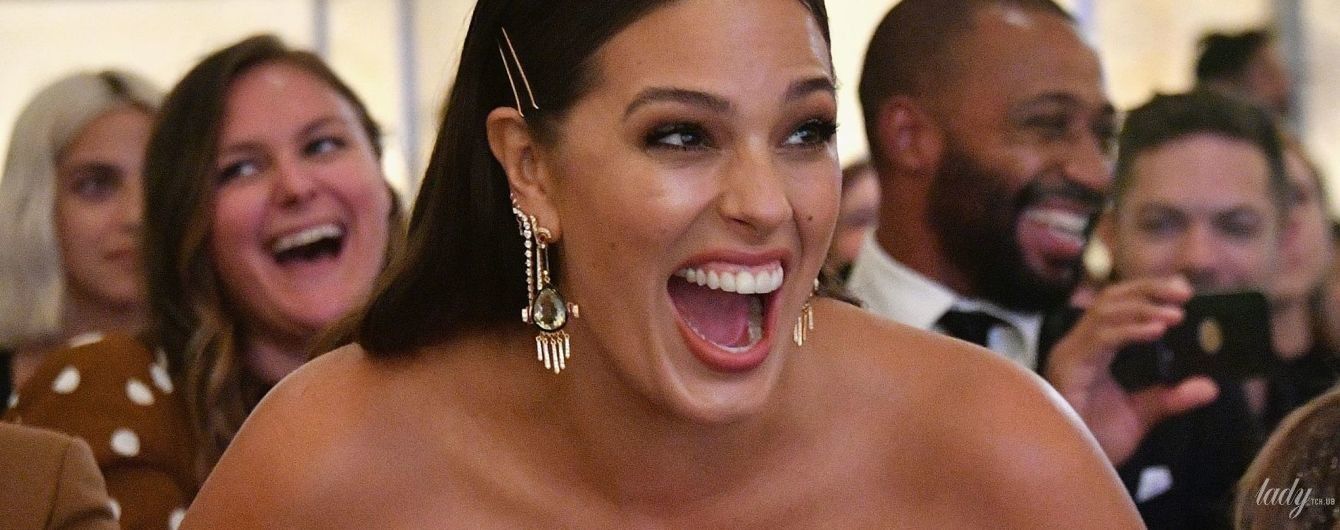Вразила: модель plus-size Ешлі Грем прийшла на церемонію у сукні з пишним декольте
