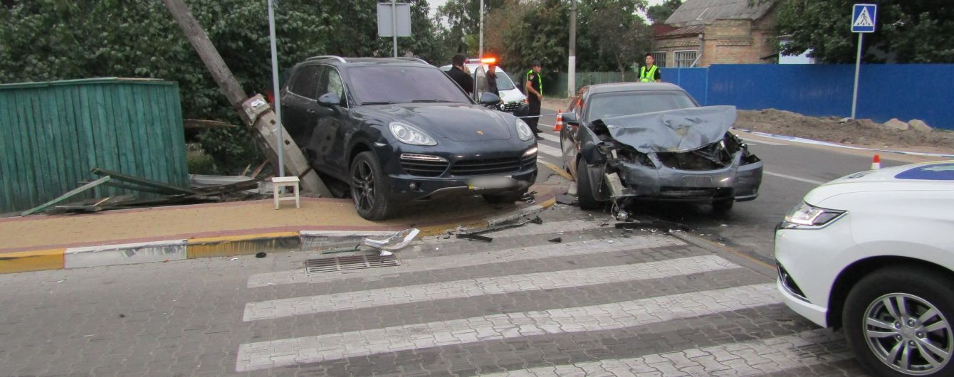 Под Киевом автомобиль "вылетел" на тротуар и убил случайного прохожего
