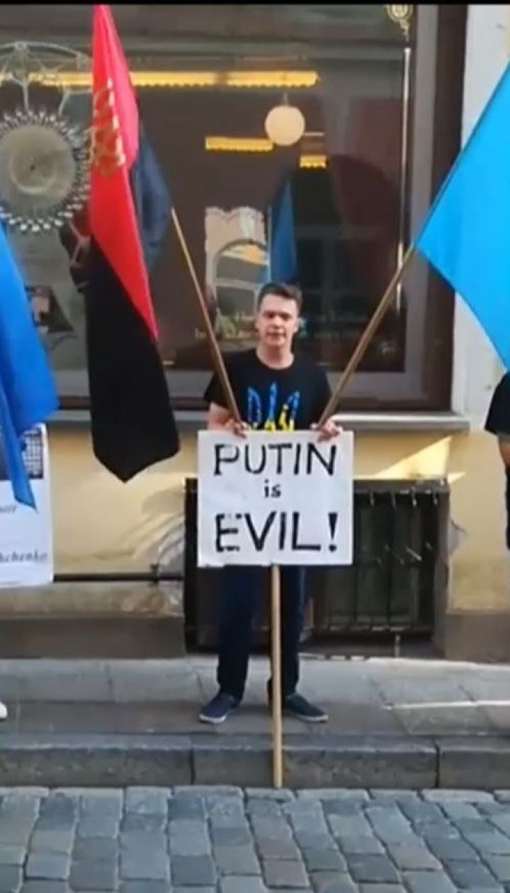 В Росії біля адміністрації Путіна влаштували акцію на підтримку Сенцова