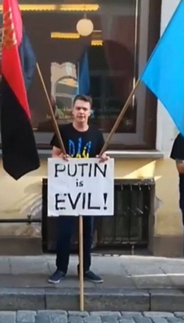 В России возле администрации Путина устроили акцию в поддержку Сенцова