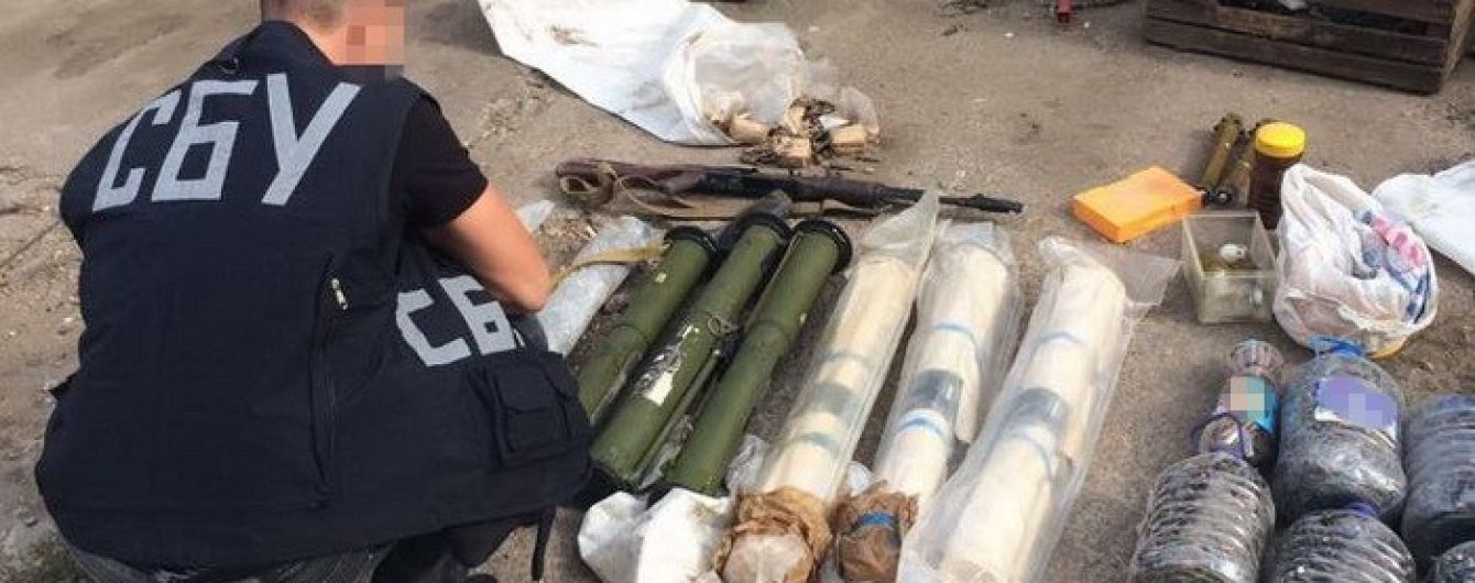 СБУ нашла склад гранатометов и реактивных двигателей в гараже на Днепропетровщине