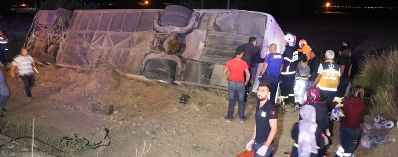 В Турции перевернулся пассажирский автобус: погибли шесть человек, 43 пострадали