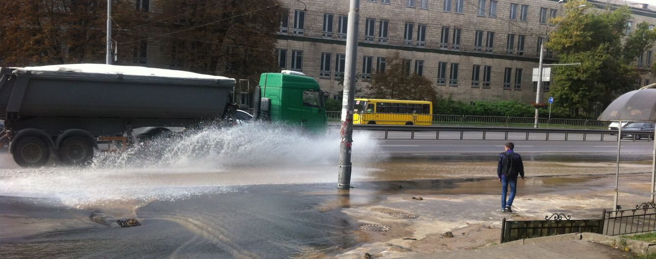 В Киеве в результате аварии на водопроводной магистрали залило проезжую часть проспекта
