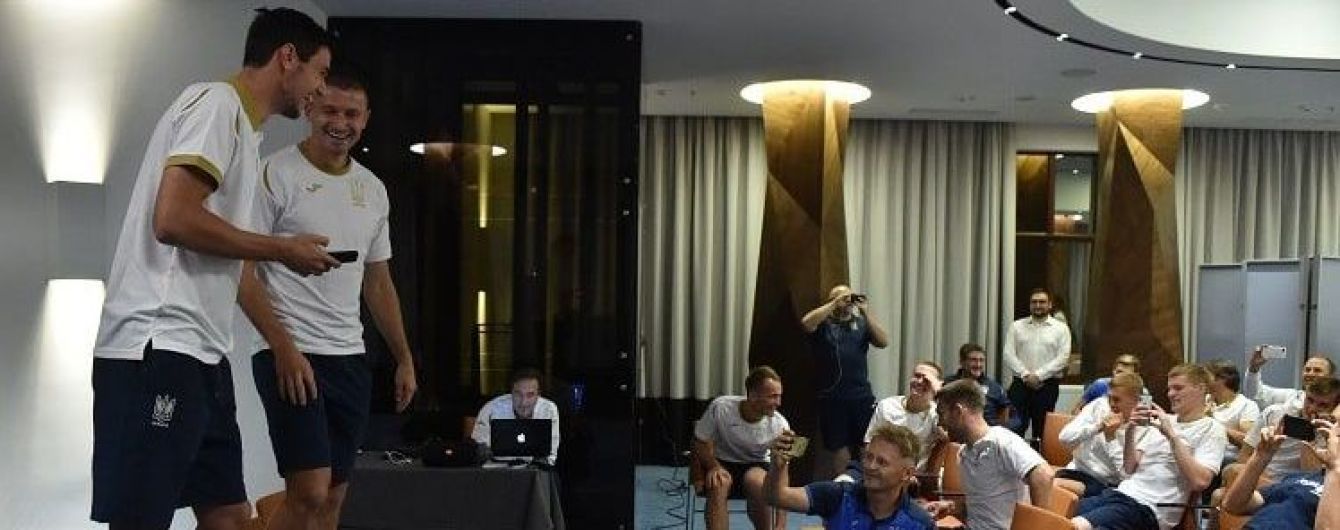 Назад у минуле: новачки збірної України виконали пісню "Младший лейтенант" на посвяті