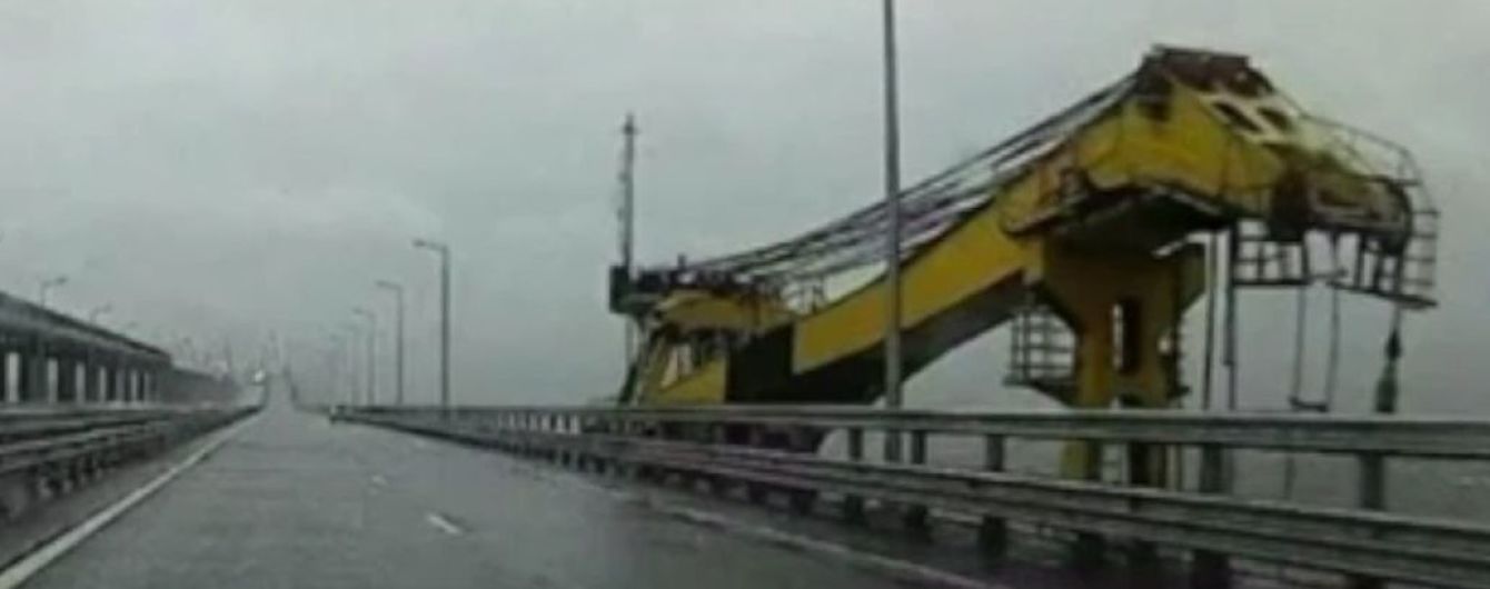 Появилось видео столкновения плавучего крана с Керченским мостом