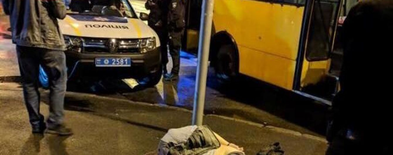 В Киеве пьяный пассажир маршрутки порезал юношу за замечание