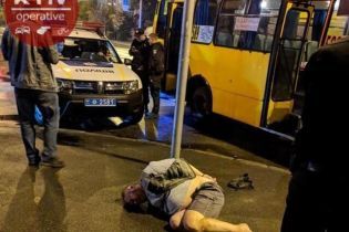В Киеве пьяный пассажир маршрутки порезал юношу за замечание