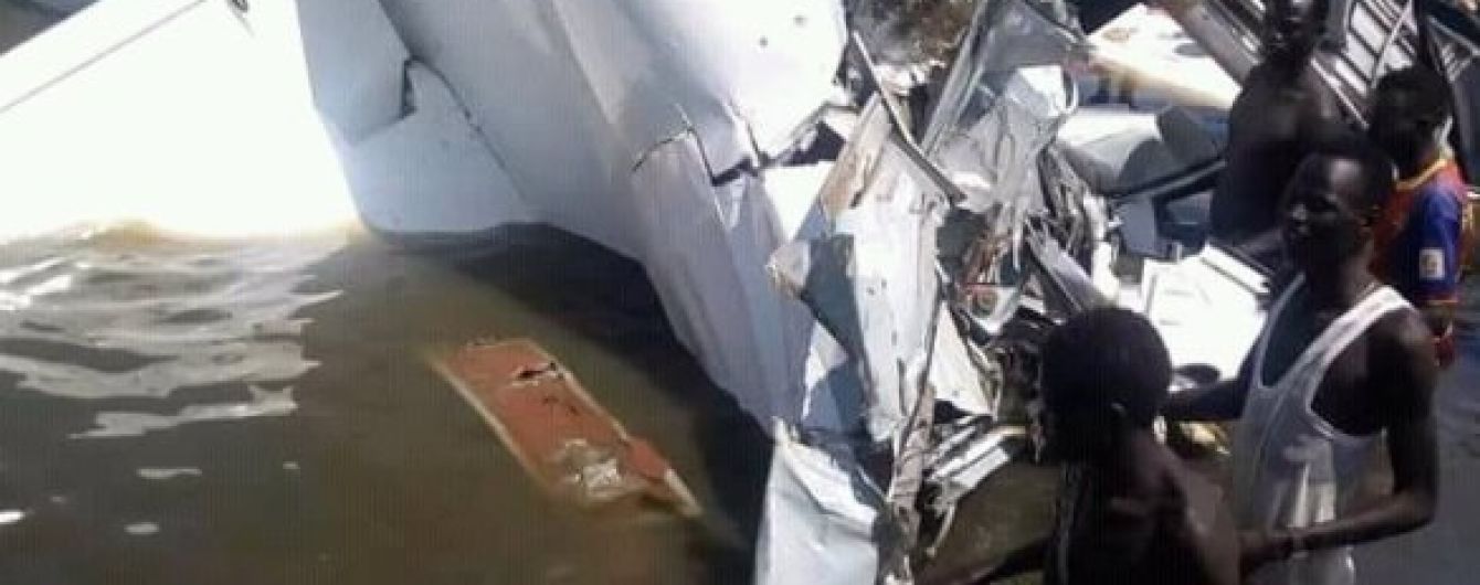 В Южном Судане самолет упал в озеро - десятки погибших