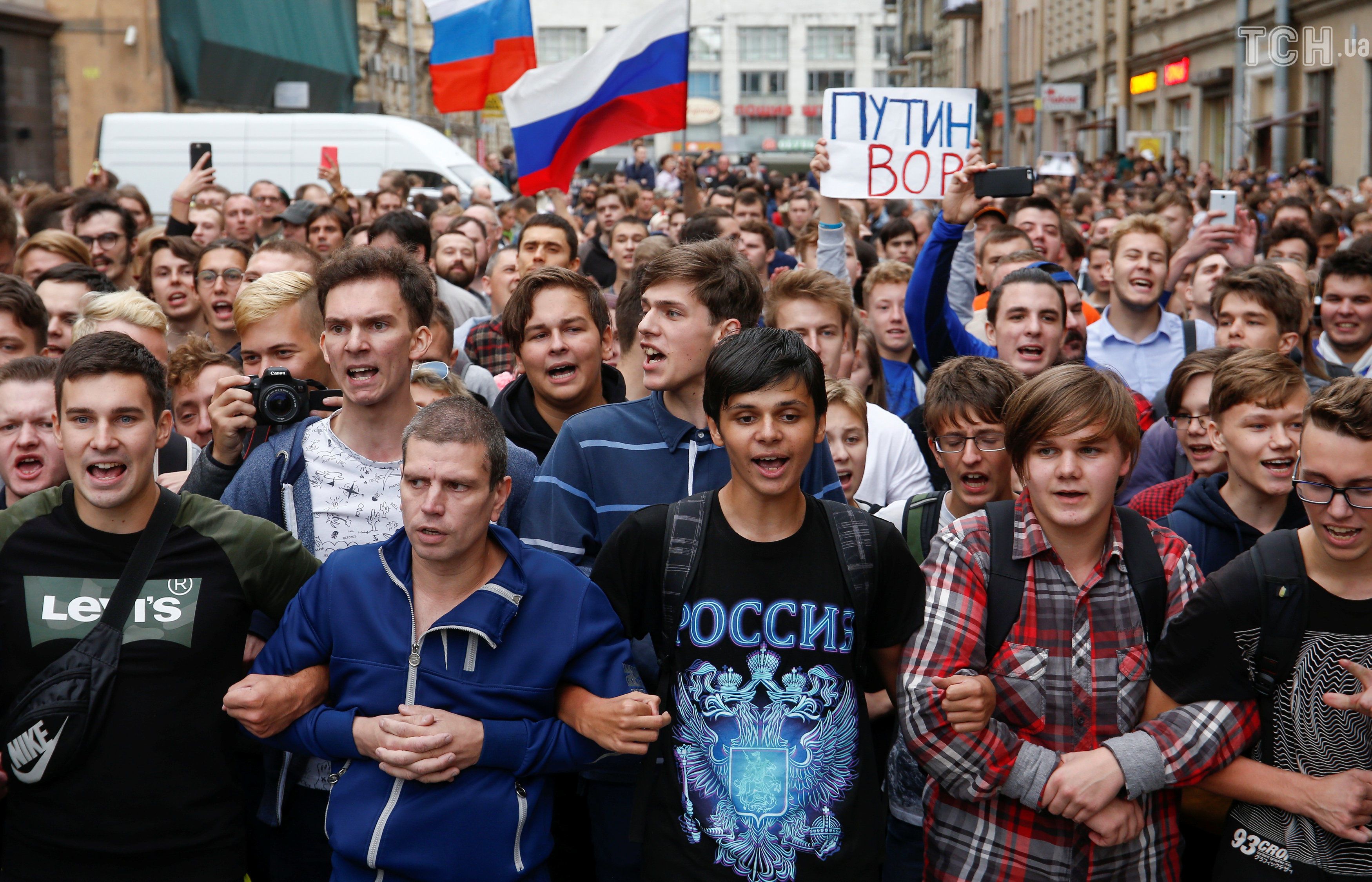 Россия после 2000 года. Толпа митингующих. Молодежь на митинге. Толпа митинг. Молодежные протесты.